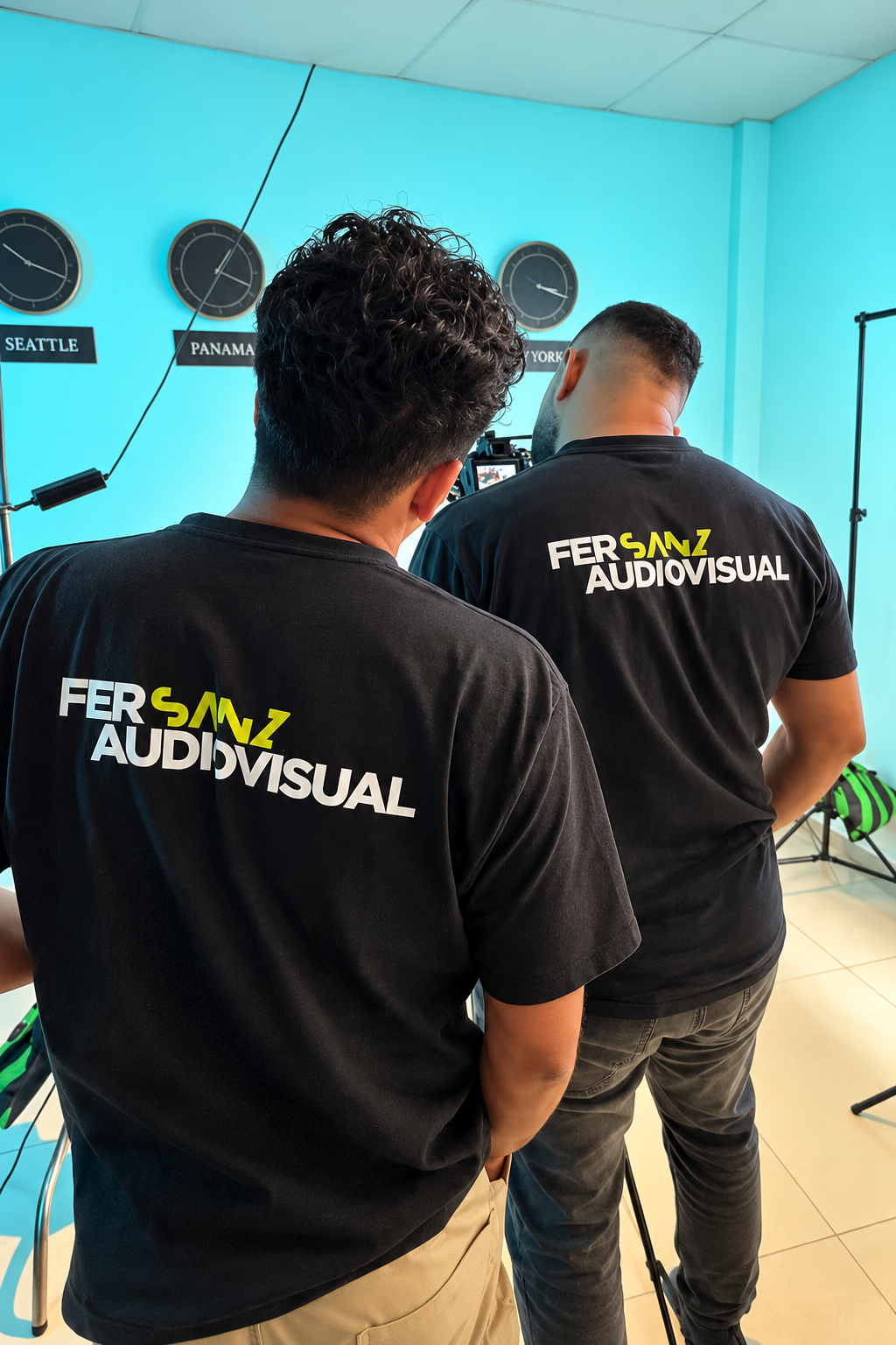 Foto del cliente Fersanz usando su camiseta personalizada durante una grabación