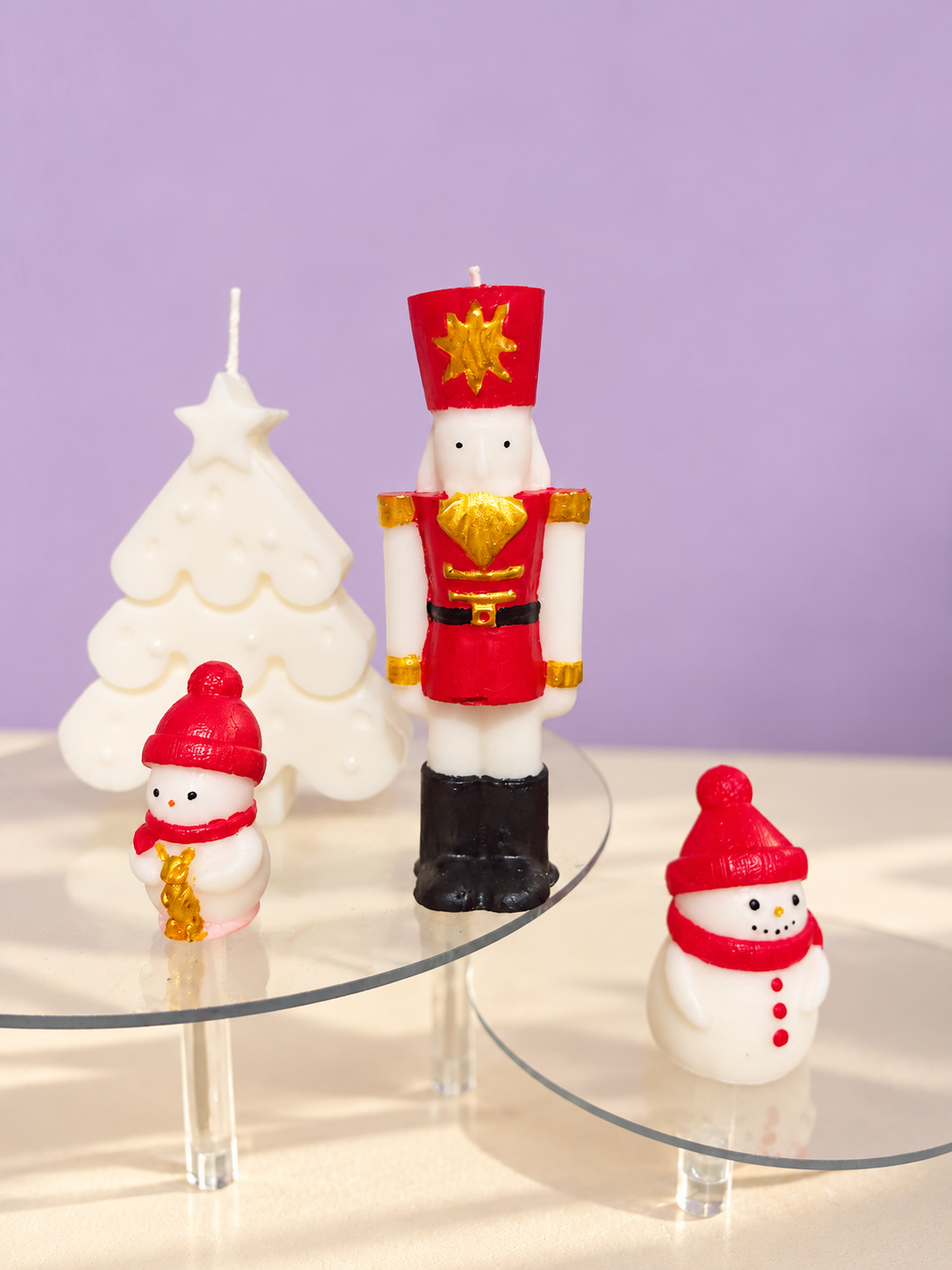Cascanueces y velas navideñas